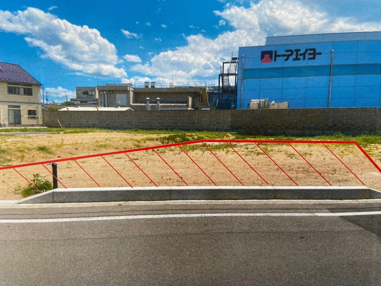 区画が整えられた土地と周囲の住宅地を斜めから見た風景