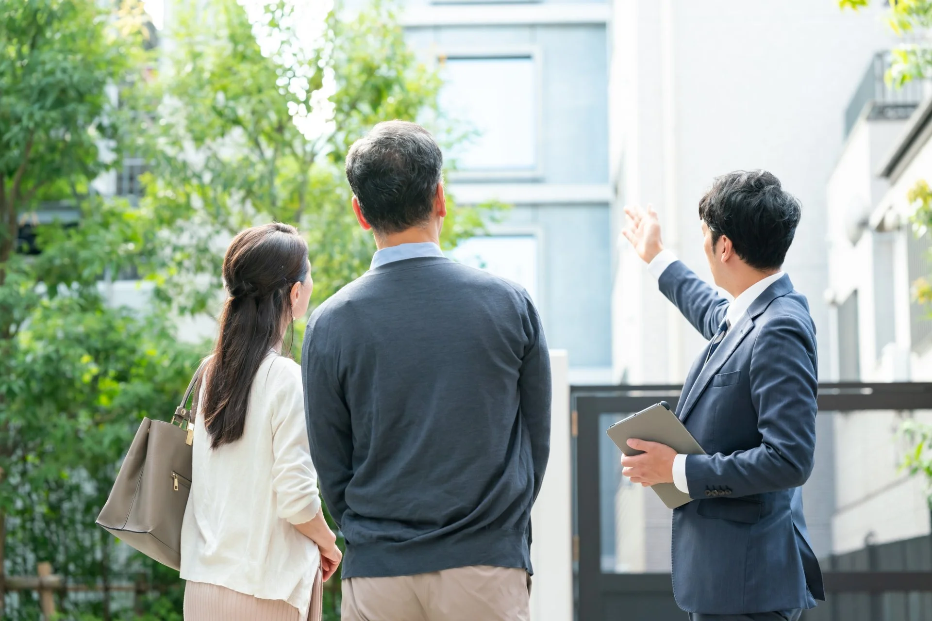 住まいの鍵と内見用の書類を机の上で整える手元